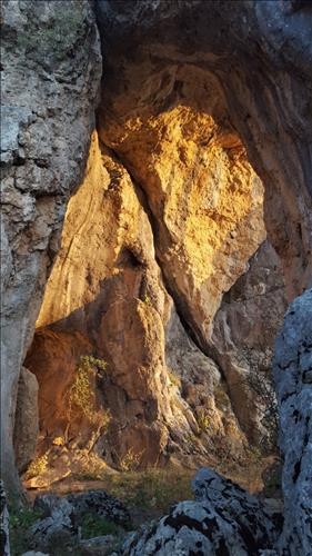 İki Kapılı Mağarası
