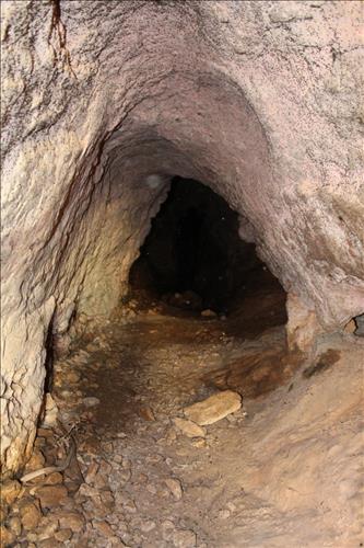 İki Kapılı Mağarası